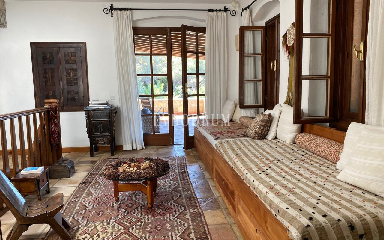 Geniş Bahçeli ve Özel Havuzlu Kiralık Taş Ev