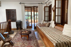 Geniş Bahçeli ve Özel Havuzlu Kiralık Taş Ev