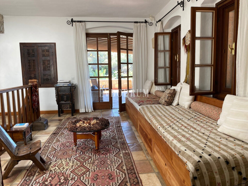 Geniş Bahçeli ve Özel Havuzlu Kiralık Taş Ev