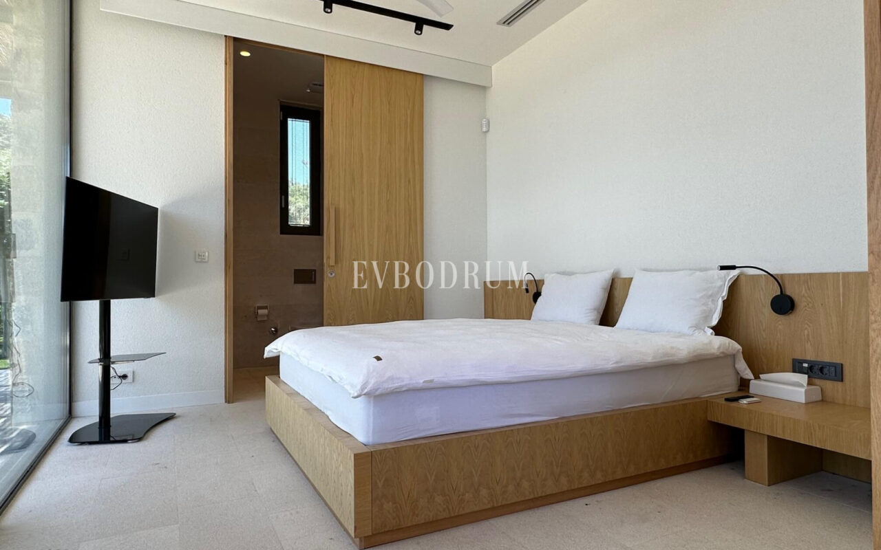 Modern, havuzlu ve geniş bahçeli villa