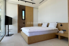 Modern, havuzlu ve geniş bahçeli villa