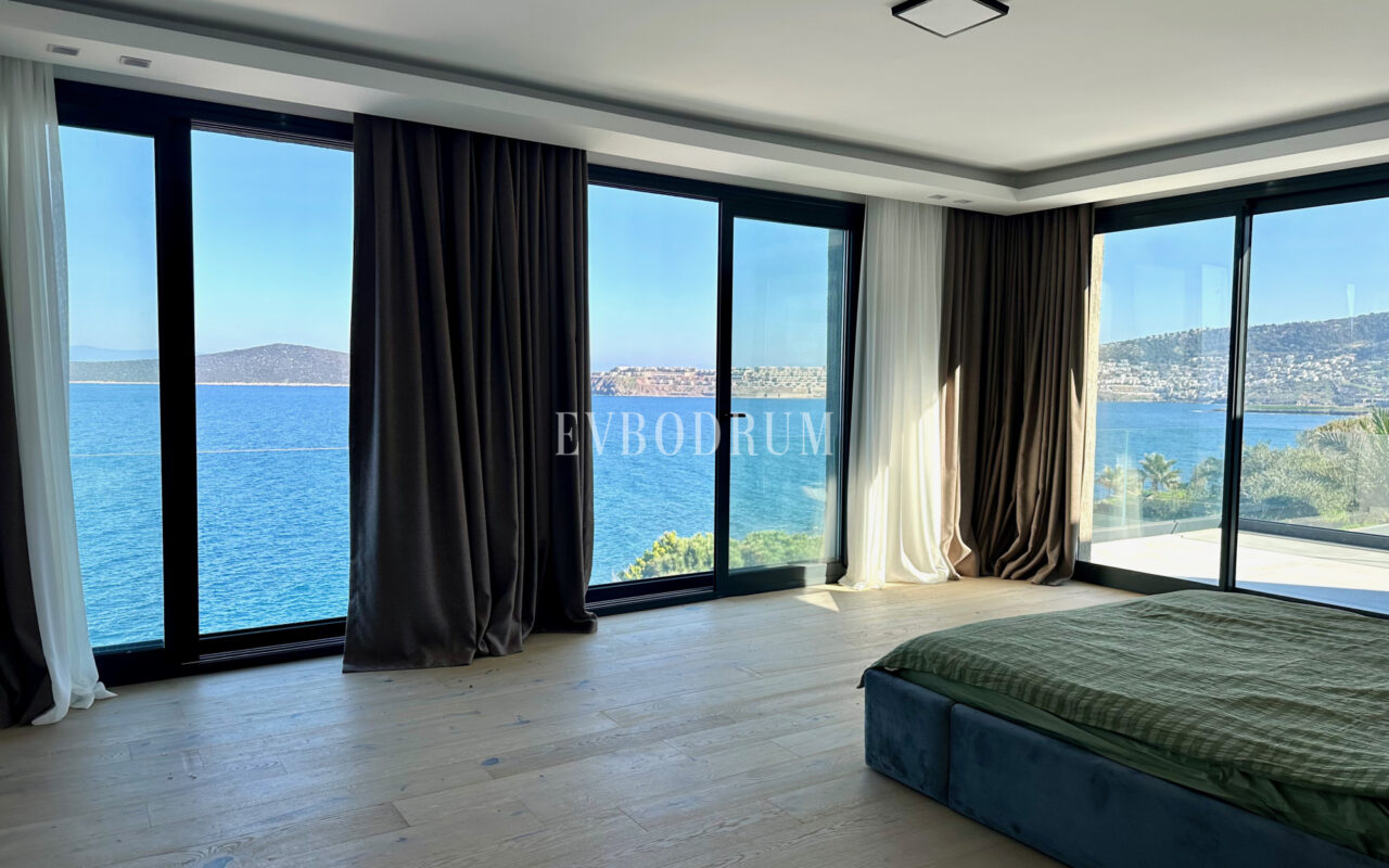 Ön sırada, havuzlu ve plaja erişimli yeni villa