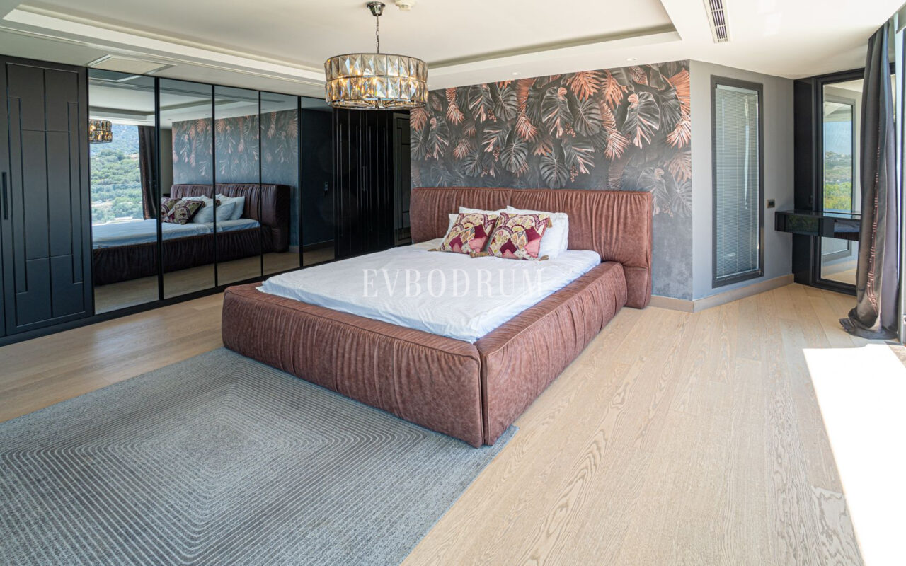 Plajlı sitede, özel havuzlu villa