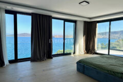 Ön sırada, havuzlu ve plaja erişimli yeni villa