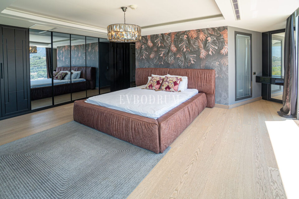 Plajlı sitede, özel havuzlu villa