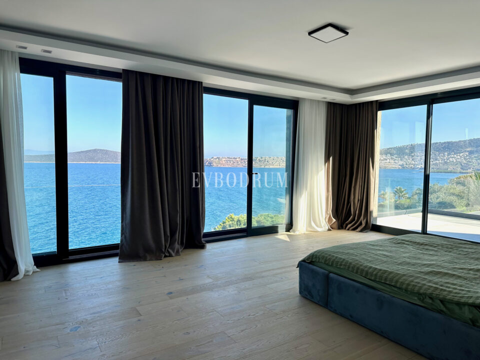 Ön sırada, havuzlu ve plaja erişimli yeni villa – Görsel 7