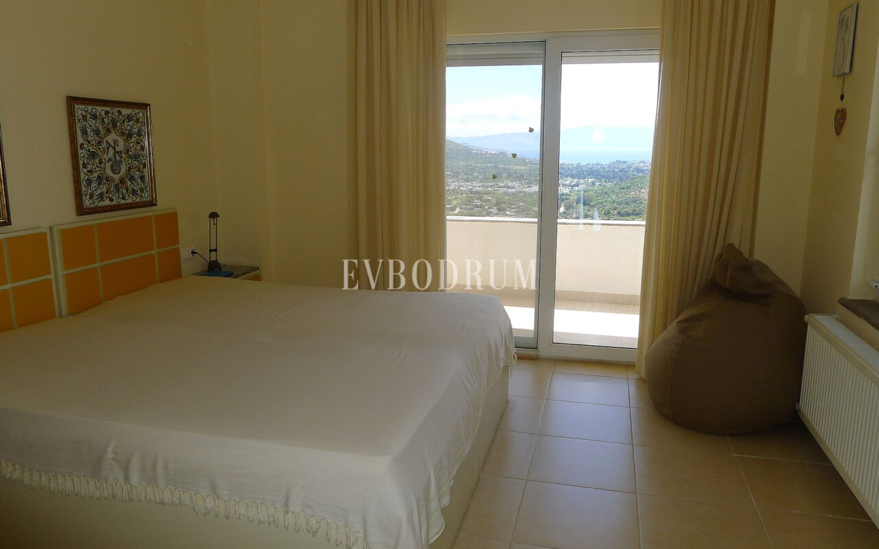 Deniz manzaralı, ortak havuzlu tripleks villa