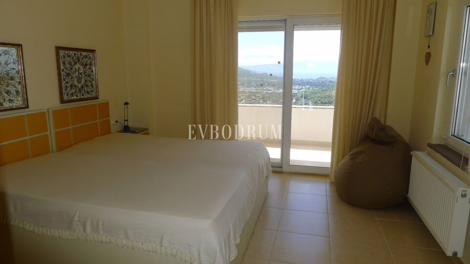 Deniz manzaralı, ortak havuzlu tripleks villa – Görsel 9