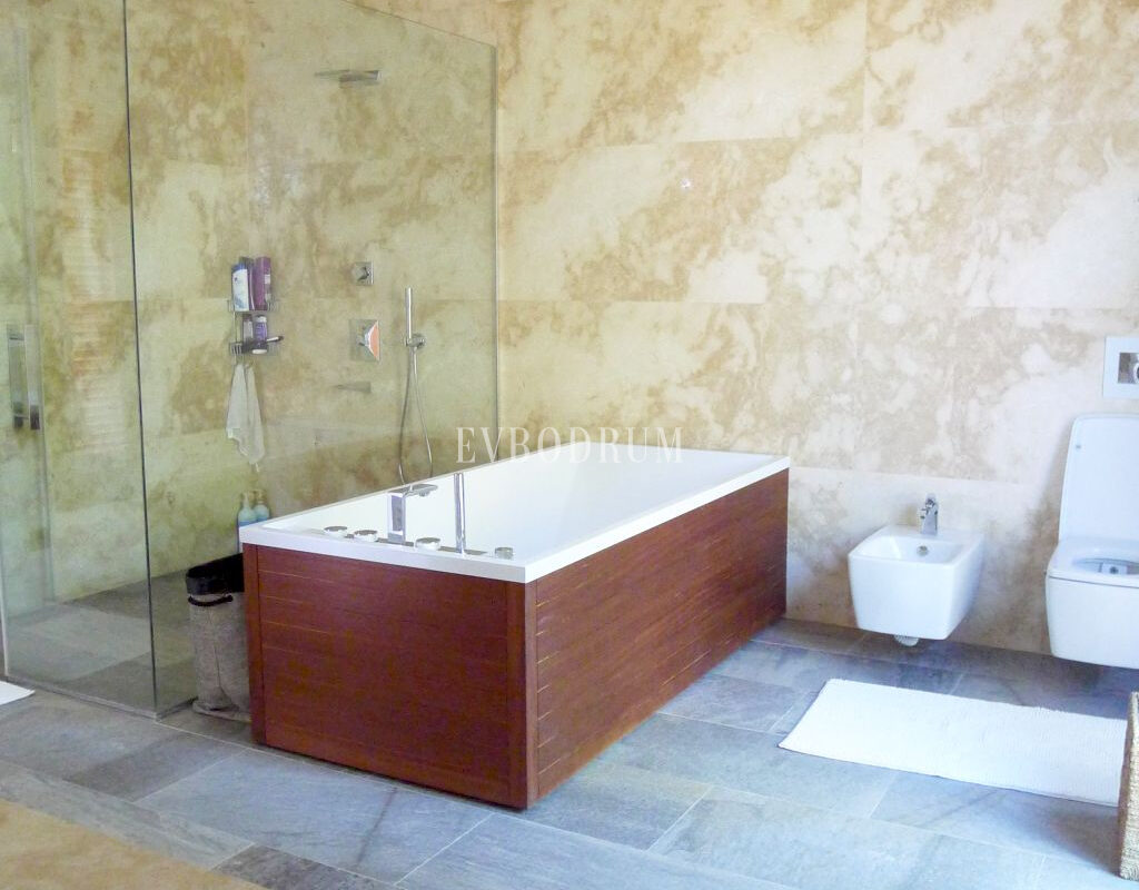 Yalikavak koyu manzarasına hakim malikane