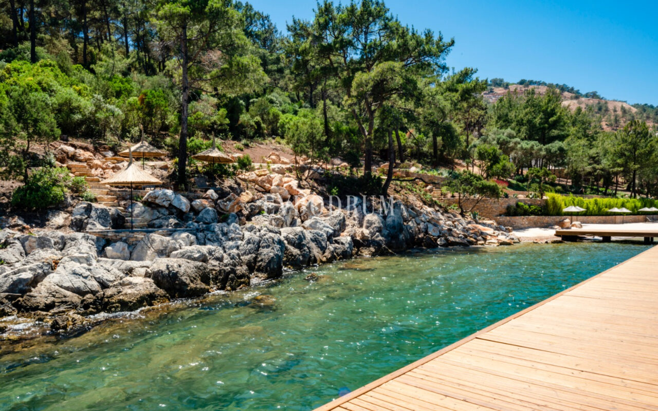 Yeni Proje: Denize Sıfır, Geniş, Havuzlu villa