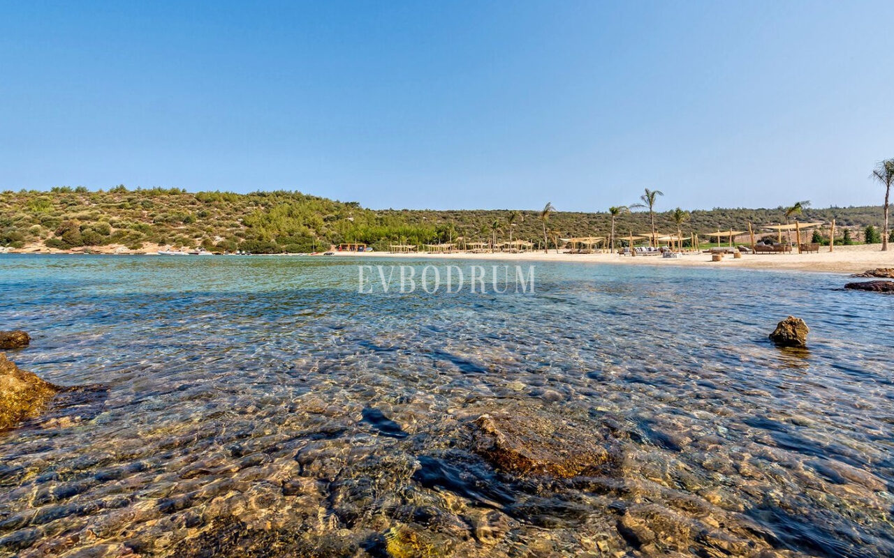 Özel Havuzlu ve Bahçeli Denize Sıfır Villa