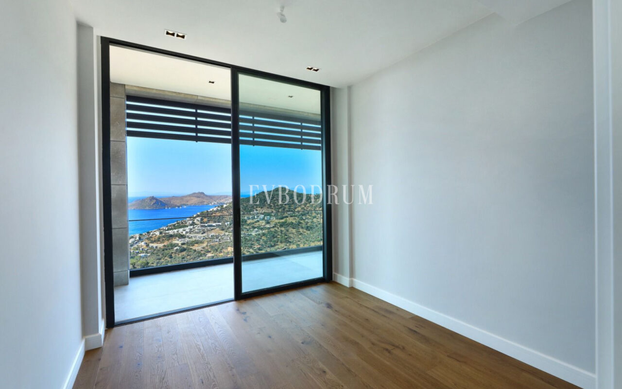 Yeni tamamlanmış, deniz manzaralı, özel havuzlu ve bahçeli villa