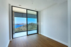 Yeni tamamlanmış, deniz manzaralı, özel havuzlu ve bahçeli villa