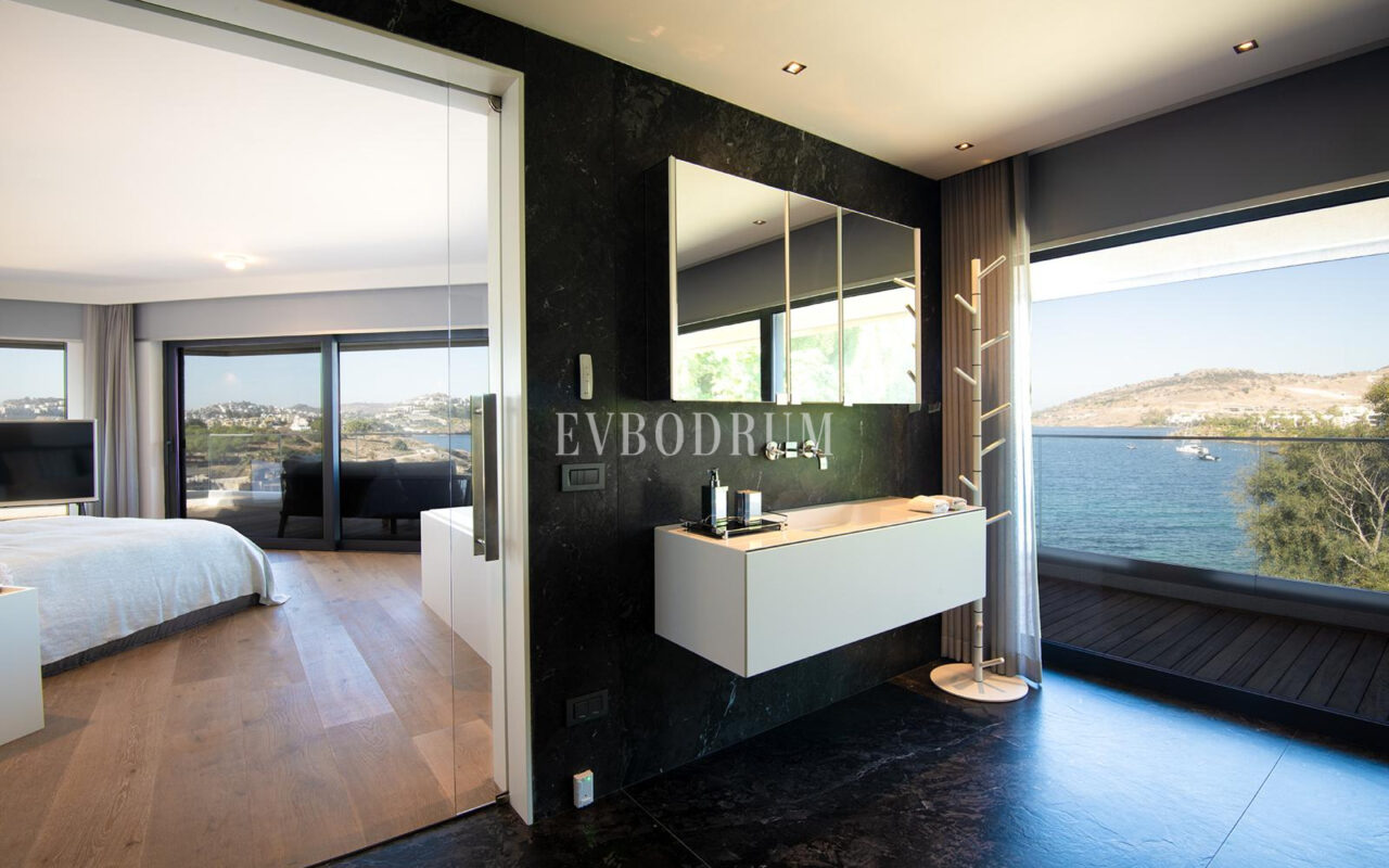 Yalıkavak'ta denize sıfır, özel iskeleli lüks villa