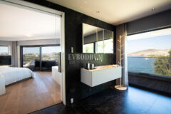 Yalıkavak'ta denize sıfır, özel iskeleli lüks villa