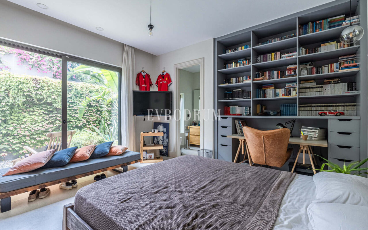 Merkezi lokasyonda zarif, tek katlı, havuzlu villa