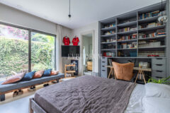 Merkezi lokasyonda zarif, tek katlı, havuzlu villa