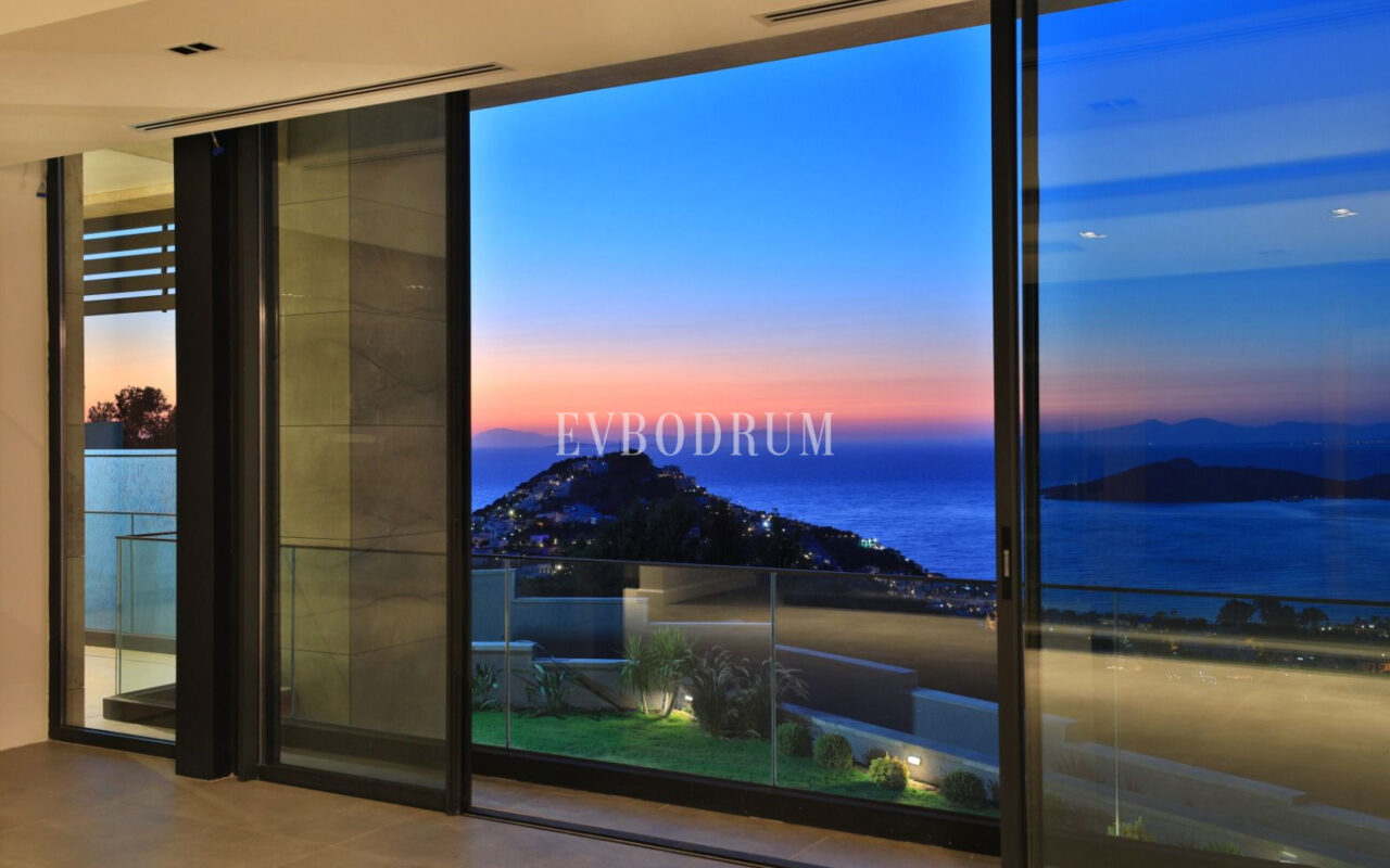 Yeni tamamlanmış, deniz manzaralı, özel havuzlu ve bahçeli villa