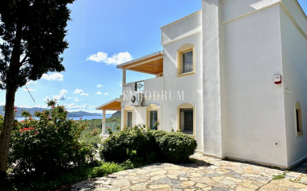 Yalikavak Küdür, önü kapanmaz deniz manzaralı 3 katlı villa