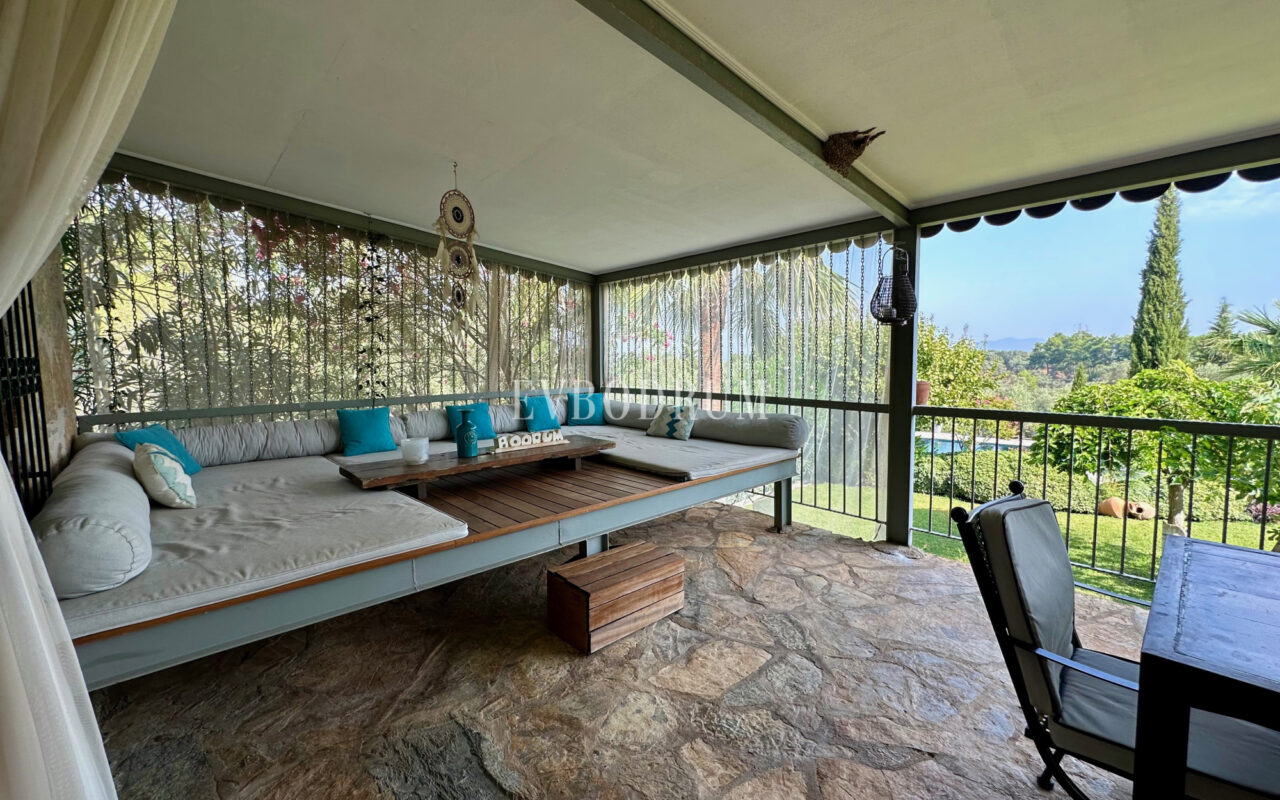 7.970 m2 arazi içinde harika, havuzlu taş ev ve misafirhanesi