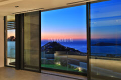 Yeni tamamlanmış, deniz manzaralı, özel havuzlu ve bahçeli villa