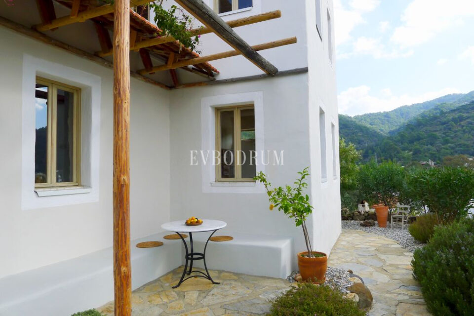 Havuzlu ve Panoramik Deniz Manzaralı Şık Ev – Görsel 3