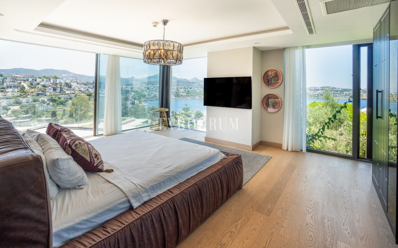 Plajlı sitede, özel havuzlu villa