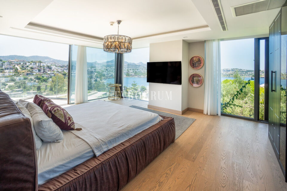 Plajlı sitede, özel havuzlu villa