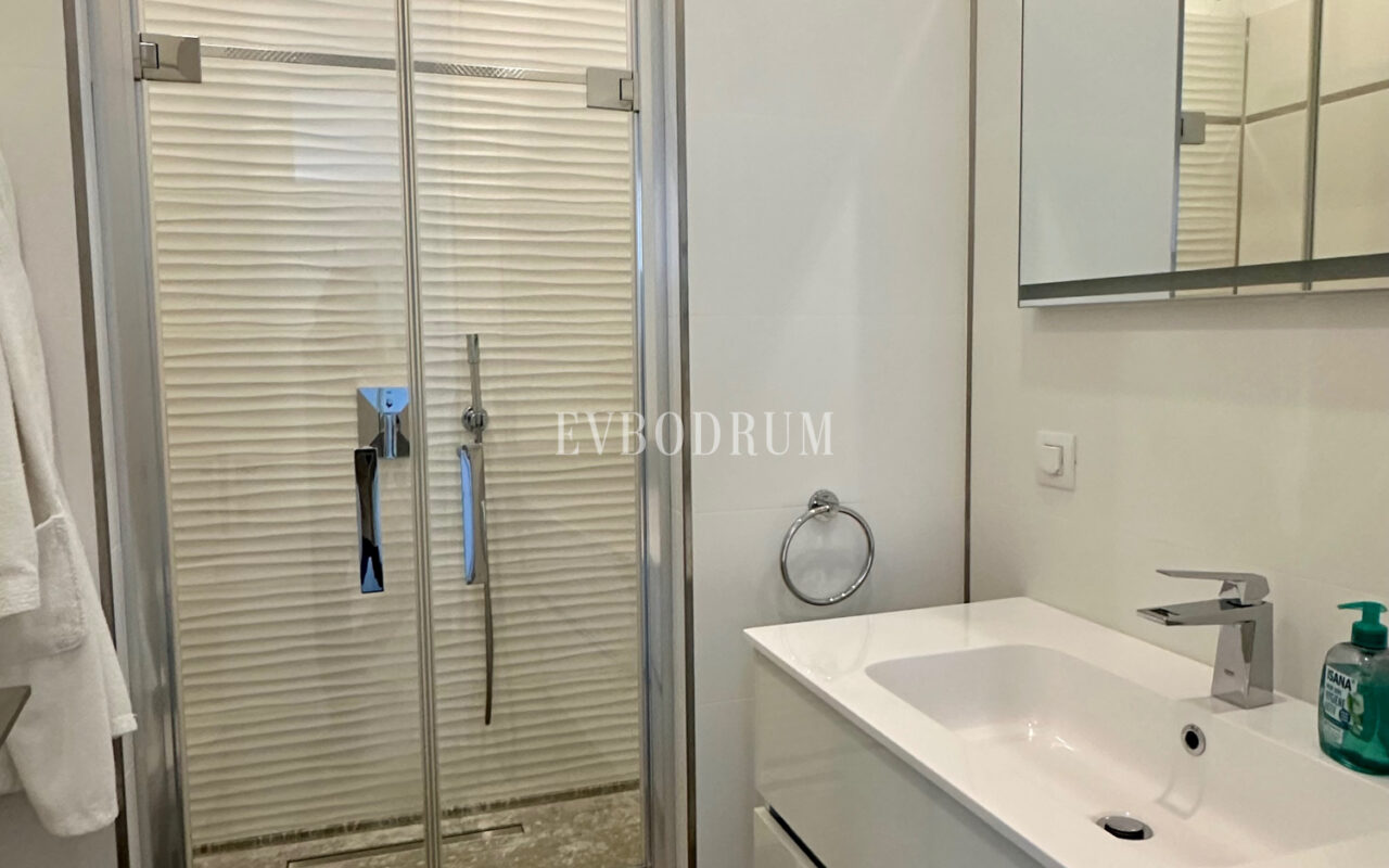 Bitez’de 2 Havuzlu, Misafir Evli Büyük Bahçeli Villa