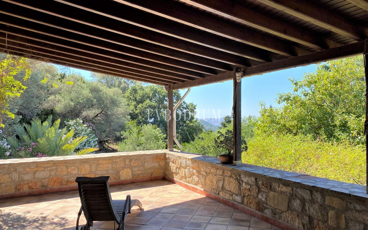 Geniş Bahçeli ve Özel Havuzlu Kiralık Taş Ev