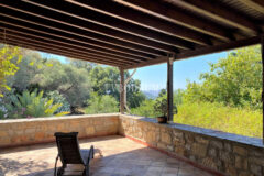 Geniş Bahçeli ve Özel Havuzlu Kiralık Taş Ev