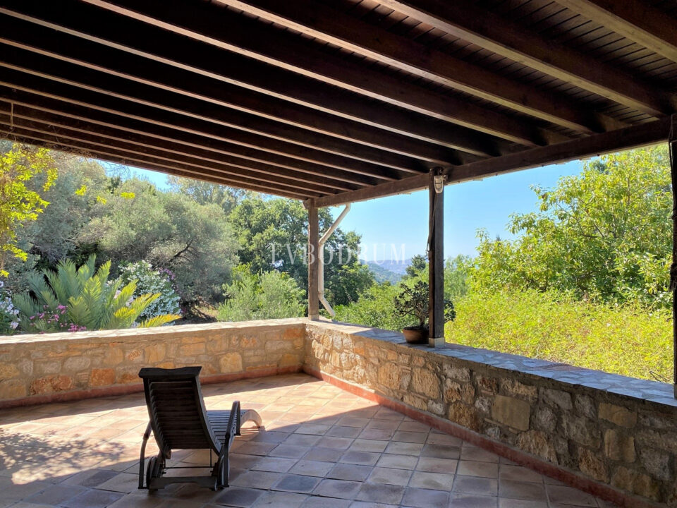 Geniş Bahçeli ve Özel Havuzlu Kiralık Taş Ev – Görsel 5