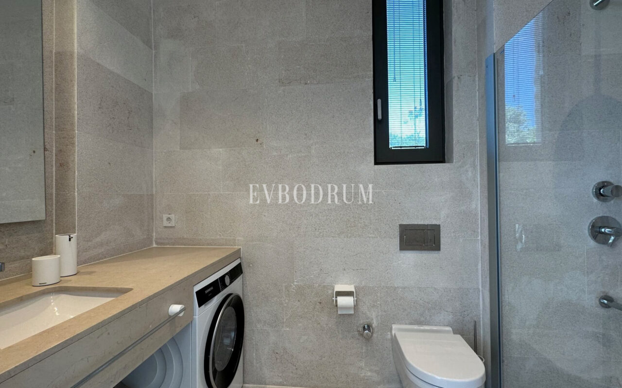 Modern, havuzlu ve geniş bahçeli villa