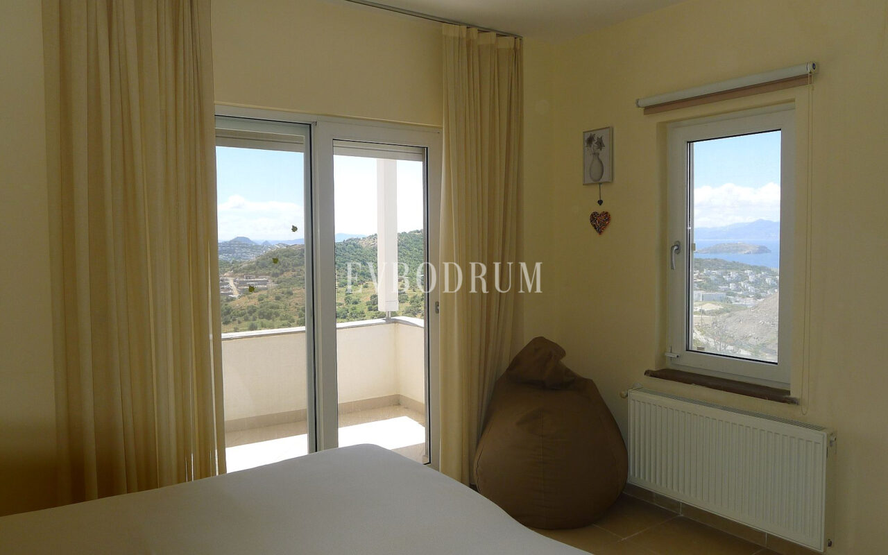 Deniz manzaralı, ortak havuzlu tripleks villa