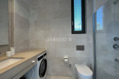 Modern, havuzlu ve geniş bahçeli villa