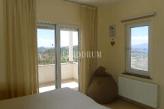 Deniz manzaralı, ortak havuzlu tripleks villa