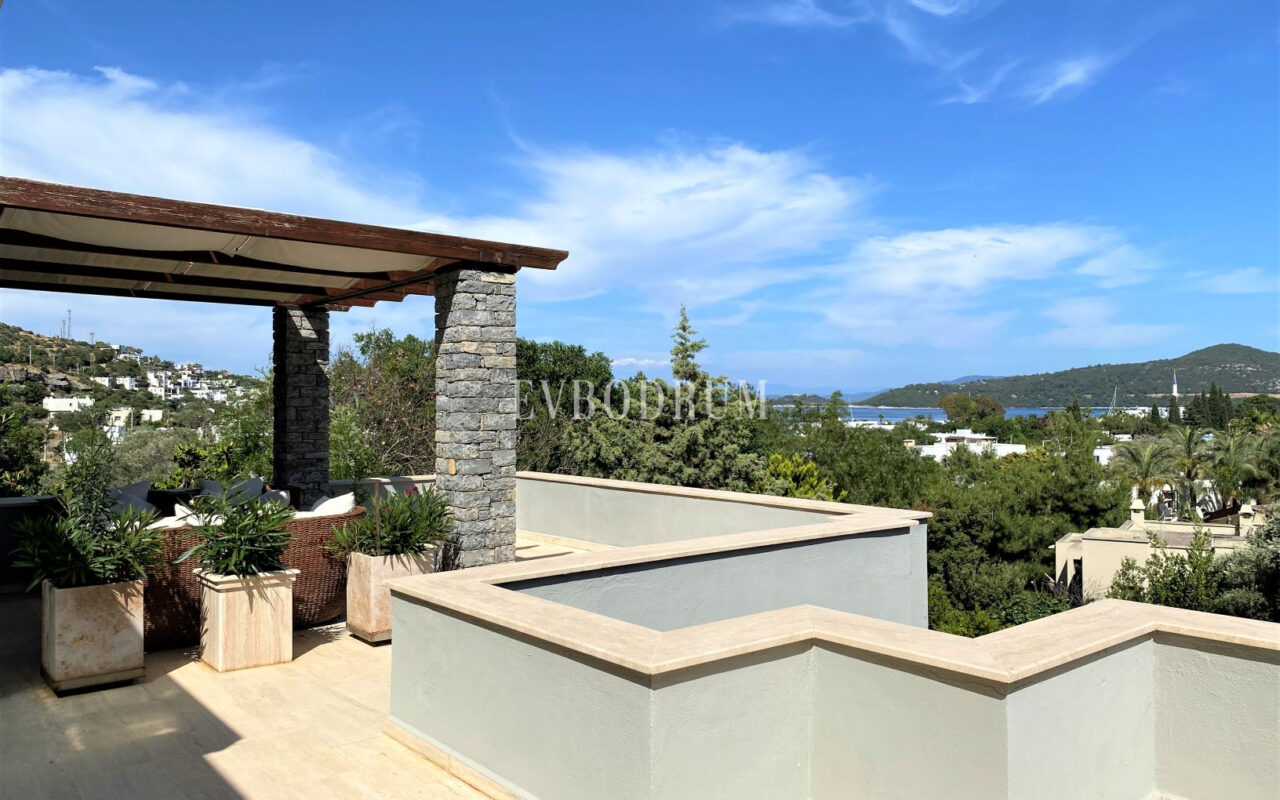 Denize Yürüme Mesafesinde Havuzlu Geniş Villa