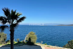 Ön sırada, havuzlu ve plaja erişimli yeni villa