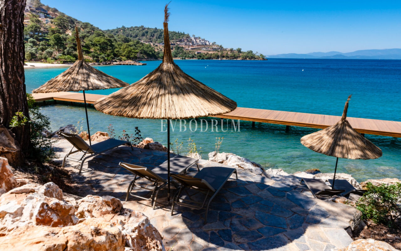 Yeni Proje: Denize Sıfır, Geniş, Havuzlu villa