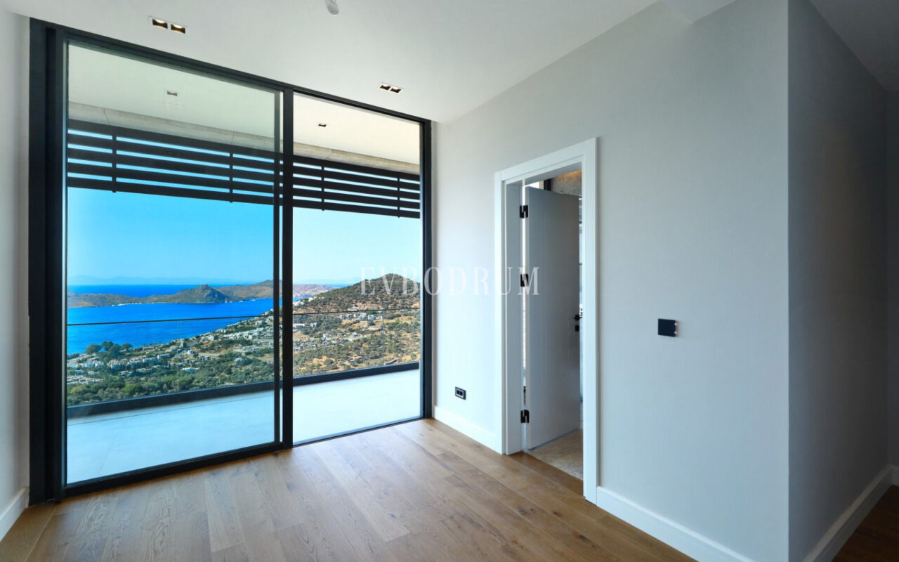 Yeni tamamlanmış, deniz manzaralı, özel havuzlu ve bahçeli villa