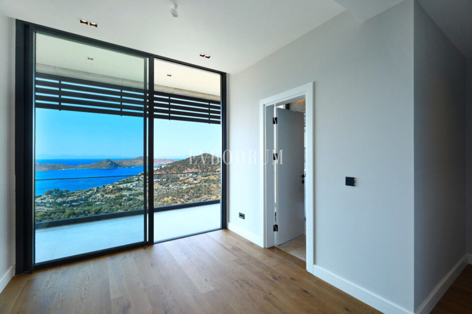 Yeni tamamlanmış, deniz manzaralı, özel havuzlu ve bahçeli villa – Oda