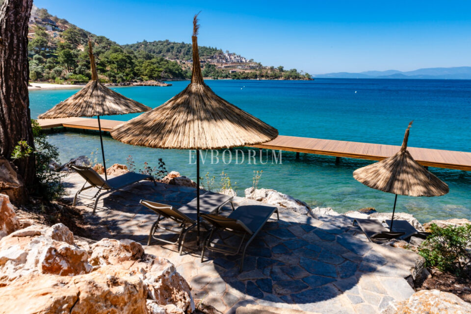 Yeni Proje: Denize Sıfır, Geniş, Havuzlu villa – Photo