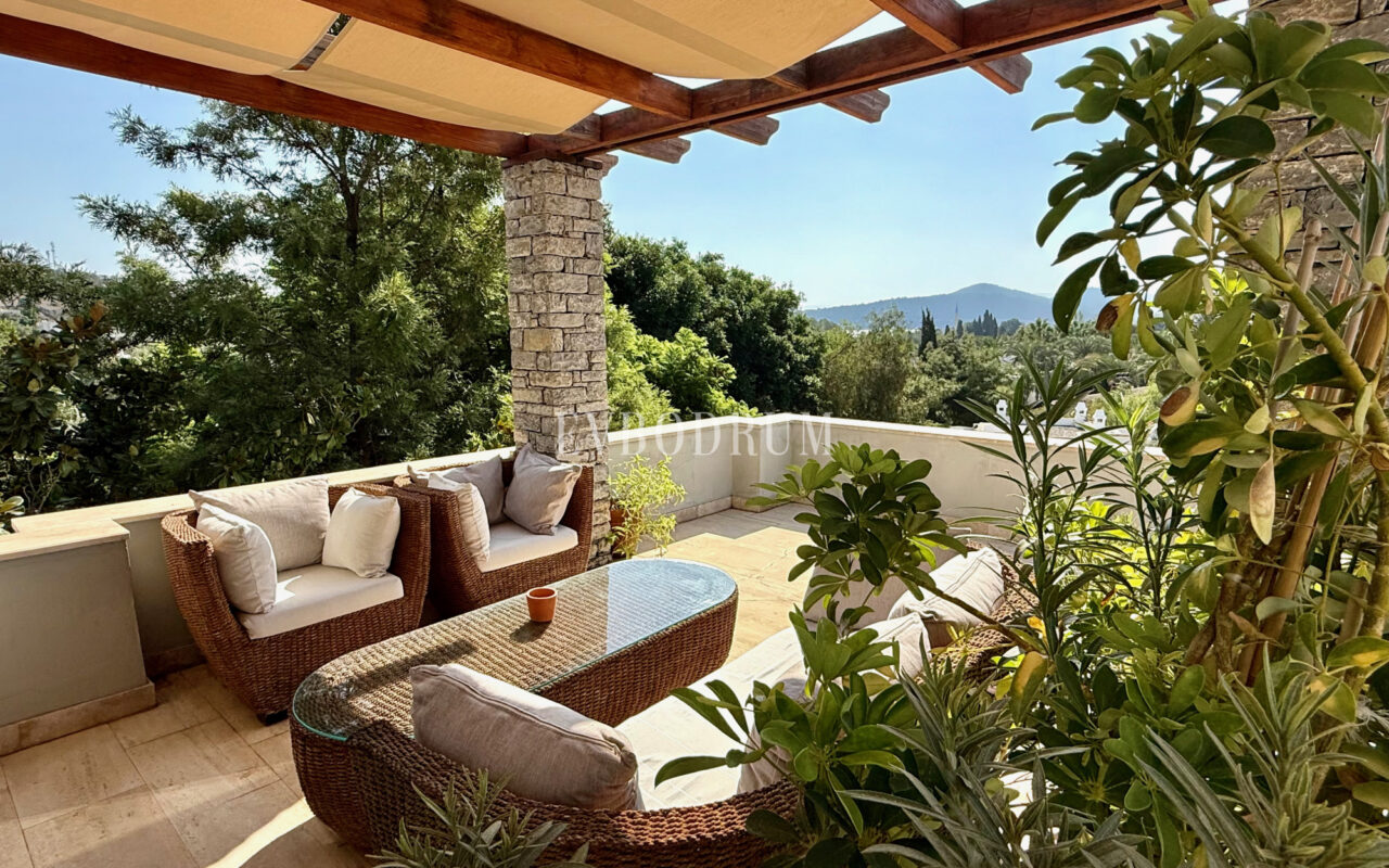 Plaja yürüme mesafesinde, havuzlu ve bahçeli geniş villa