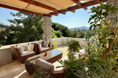 Plaja yürüme mesafesinde, havuzlu ve bahçeli geniş villa