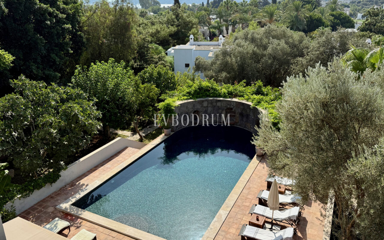 Plaja yürüme mesafesinde, havuzlu ve bahçeli geniş villa