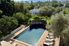 Plaja yürüme mesafesinde, havuzlu ve bahçeli geniş villa