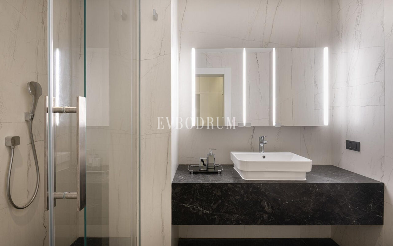 Yalıkavak'ta denize sıfır, özel iskeleli lüks villa