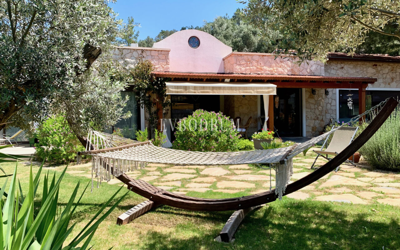 Yalıçiftlik’te tek katlı, bahçeli müstakil ev