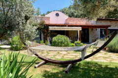 Yalıçiftlik’te tek katlı, bahçeli müstakil ev