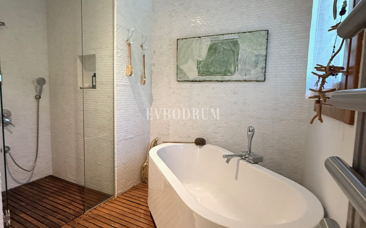 Plaja yürüme mesafesinde, havuzlu ve bahçeli geniş villa